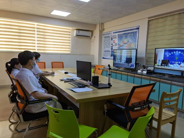 阳西总医院专家正在进行远程会诊和远程培训。受访者供图